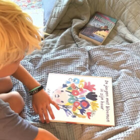 De jongen met bloemen in zijn haar | Boekwijzer