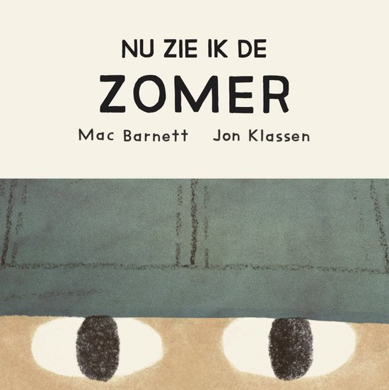Mac Barnett en Jon Klassen zijn een meesterlijk duo. Dat bewijzen ze opnieuw in Nu zie ik de zomer, het eerste deel van een vierdelige reeks kartonboekjes: één voor elk seizoen. De boekjes tonen op elke pagina precies dezelfde tekst, maar de illustraties veranderen mee met het jaargetij. In dit zomerdeel heeft de boom groene blaadjes, in de herfst is die bijna kaal. Iets lekkers is hier een ijsje, en in elk ander seizoen weer iets anders passends. De vogels cirkelen nu aan de hemel, en trekken in het herfstdeel in een v naar het zuiden. Zo zie je op elke pagina hetzelfde, en toch telkens iets nieuws.
Elk boekje eindigt met: dit is de leukste tijd van het jaar. En dat is precies het mooie: elk seizoen heeft zijn eigen charme, en dus klopt die zin altijd.
Het is zoals altijd bij dit duo: kunstig en briljant in zijn eenvoud.
