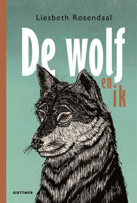 Er was een wolf hier, Kik, echt heel dichtbij! Ik denk zelfs dat hij hier gelopen heeft.
In De wolf en ik van Liesbeth Rosendaal volgen we het verhaal van Kik, een meisje dat samen met haar twee vaders in Arnhem woont, pal aan de rand van het uitgestrekte natuurgebied van Nationaal Park De Hoge Veluwe. Voor Kik is dat een paradijs: ze is het liefst buiten, op zoek naar vogels en andere dieren, en ze is wekelijks te vinden bij een vogelspotgroep waarmee ze de natuur intrekt. Dan wordt een natuurfotograaf gebeten door een wolf en ontstaat er onrust in het gebied waar Kik zo graag komt...
Dit knap opgebouwde verhaal wordt om en om vertelt wordt door Kik en de wolf. Daardoor kijk je niet alleen mee met een meisje dat zich sterk verbonden voelt met de natuur, maar ook door de ogen van het dier zelf. Het is daarmee niet alleen heel verhalend, maar ongemerkt leer je ook veel over het gedrag van wilde dieren en de verhouding tussen mens en dier.  Marieke  ten Berge maakte de spannende illustraties, de kaart op de schutbladen en het fraaie omslag waar de ogen van de wolf je tegemoet fonkelen.&nbsp;