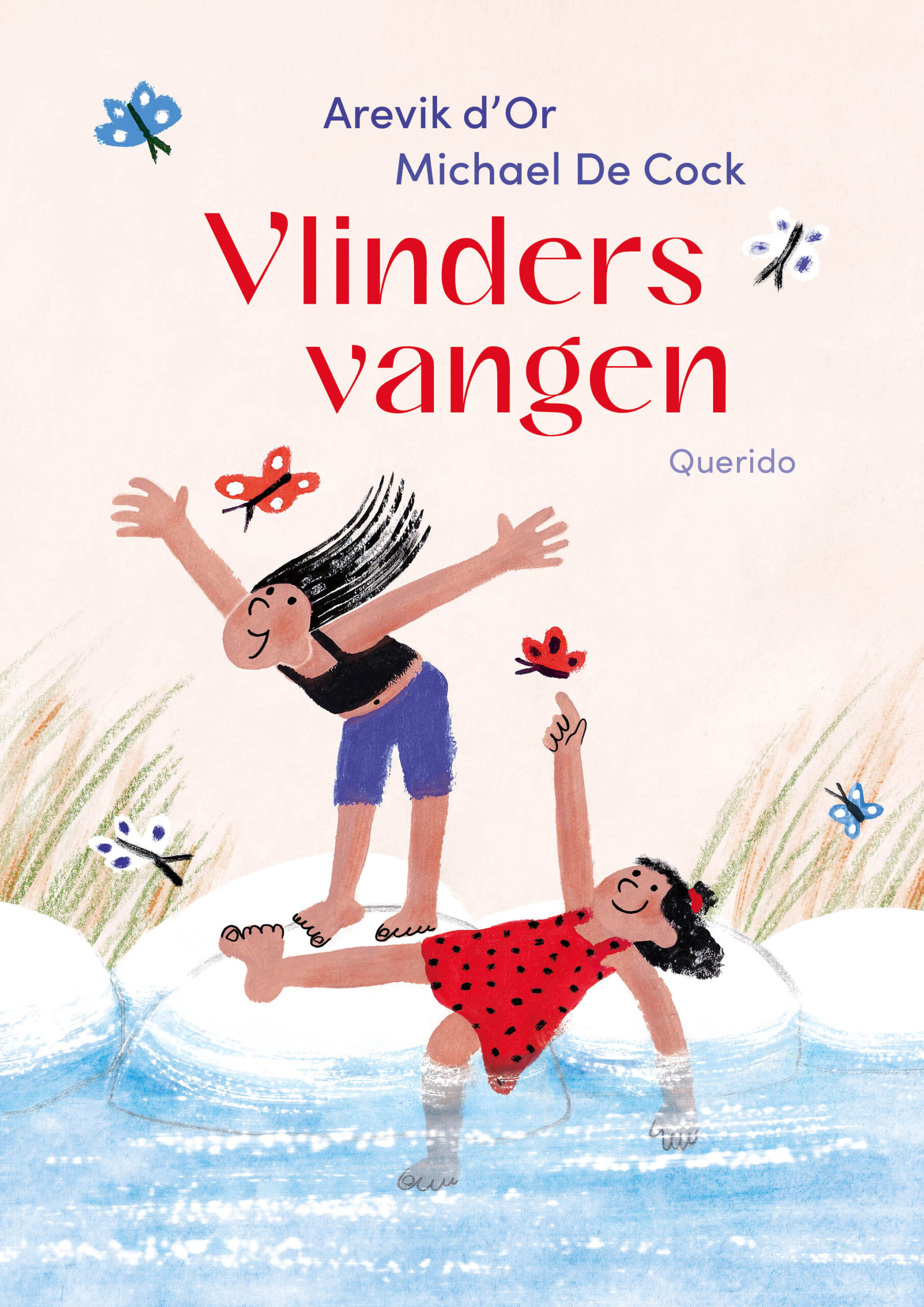 Op een lange, lome zomerdag liggen twee zussen in het gras en stellen elkaar de allermoeilijkste vragen die er zijn. Hoe hoog is de hemel? Hoe komt het dat grote mensen weer kleiner worden? Waar is de wind als er geen wind is? En wat zou je doen als je maar één dag zou leven, net als een vlinder?
Het is heel bijzonder hoeveel er in deze ene zomerdag verstopt zit. Een pagina vol prachtige vlindersoorten, de antwoorden van oma op die ene grote vraag, het vangen van vlinders om erachter te komen of die inderdaad maar één dag leven en natuurlijk de ontdekking dat dat helemaal geen goed idee is.
Even speels en licht als de tekst en de vrolijke tekeningen zijn de haast filosofische vragen die erin verweven zitten. Het verhaal is lekker lang en is daarmee ook geweldig om voor te lezen als zelf lezen nog lastig is. Ik weet zeker dat je er samen prachtige gesprekken over zal voeren.