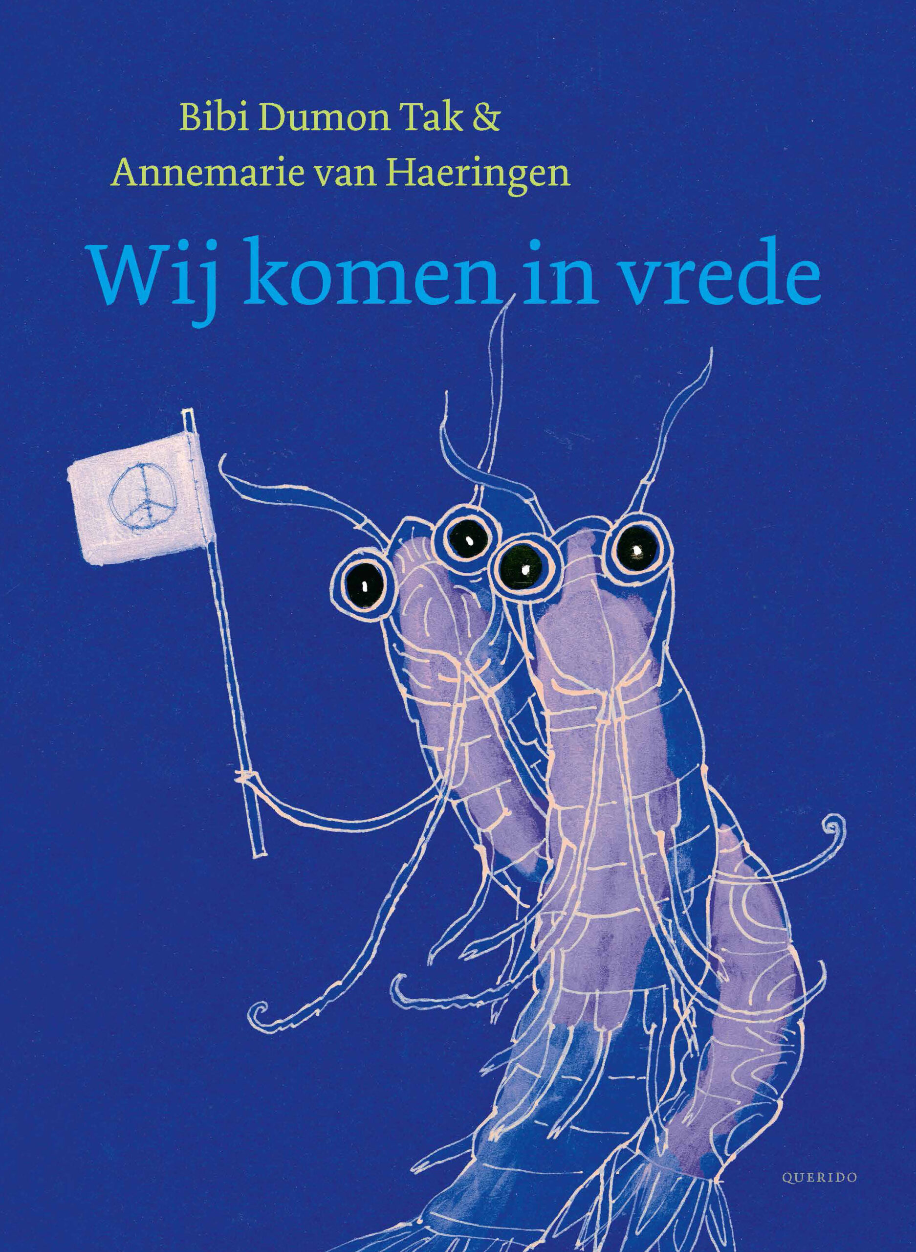 ‘Kom, hou je vlaggetje omhoog. En onthou: We come in peace.’
‘Wie kom ik pies, ja, ik weet het.’
Wij komen in vrede van Bibi Dumon Tak, met illustraties van Annemarie van Haeringen, is een origineel, grappig en leerzaam verhaal waarin kleine dieren een grote stem krijgen. De unieke stijl van Dumon Tak is als altijd speels, verrassend en vol taalgrappen.
Het verhaal begint tijdens de jaarlijkse vergadering van het krill. Eén krildiertje neemt daar het woord en stelt een belangrijke vraag: waarom worden zij door andere dieren opgegeten, terwijl ze zelf helemaal niemand kwaad doen? En waarom hebben ze eigenlijk één verzamelnaam, terwijl krill uit allemaal losse diertjes bestaat?
Wat volgt is een sprankelende ontdekkingstocht langs de voedselketen in de zee.
Door de herhalingen en verrassende woordgrappen krijgt het verhaal een bijzonder eigen ritme dat kinderen ontzettend grappig zullen vinden. Wij komen in vrede is een krachtig verhaal vol humor, fantasie en verwondering. Een boek waarin de kleinste diertjes laten zien dat zij ertoe doen en dat wij als mensen heel goed voor de natuur hebben te zorgen.