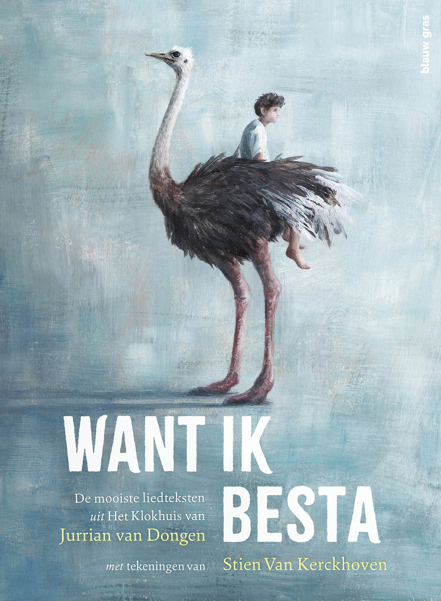Jurrian van Dongen schrijft al jaren teksten voor Het Klokhuis, dat meesterlijke programma waarin kinderen én volwassenen in de breedste zin ontdekken hoe de wereld in elkaar zit. Over zijn werk zegt hij zelf: 'met een liedtekst probeer ik jou voor een moment te laten rondlopen in een andere wereld.' En dat is precies hoe het voelt.
De 22 liedteksten in Want ik besta zijn spiegels vol herkenning en vensters naar het leven van iemand anders. Ze gaan over muziek als medicijn, over scheiden, ziek zijn, een broer in de gevangenis, armoede, dementie, troosten, de pijn van een onveilige thuissituatie, dagen dat je je rot voelt, angst voor de dood, verdraagzaamheid, hoop, wanhoop, verdriet en zoveel meer en daartussenin.
Met grote zorgvuldigheid en betoverend taalgebruik voert Van Dongen je mee met zijn verbeelding en laat hij je rijker achter.
De keuze om de teksten als gedichten op te nemen werkt wonderwel. Waar de woorden oorspronkelijk gedragen werden door muziek en bewegend beeld, doen de tekeningen van Stien Van Kerckhoven dat nu veelzijdig en met verve. Met humor, gevoeligheid en levendigheid geven de beelden elke tekst een extra laag.
Het resultaat is een boek dat op elke pagina anders klinkt en toch één geheel is, immens rijk en intens ontroerend.