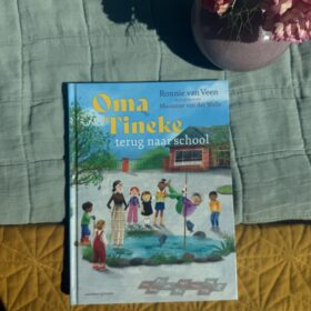 Oma Tineke terug naar school | boekwijzer