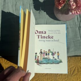 Oma Tineke terug naar school | boekwijzer