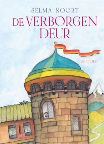 De verborgen deur van Selma Noort is een tijdloos sprookje over macht, moed en vriendschap.
Augie is nog te jong om keizer te worden en dat weten de ridders van het rijk maar al te goed. Dus als zijn vader niet terugkomt van een verre reis, grijpen de ridders hun kans. Ze sluiten Augie op in zijn torenkamer en nemen de macht over. Ze hebben alleen geen rekening gehouden met een groot geheim: de verborgen deur die zijn moeder lang geleden in de torenkamer heeft laten maken.
Augie groeit op in een wereld vol rijkdom en regels, maar ontdekt tijdens zijn avontuur dat er meer is dan macht en uiterlijk vertoon. Zijn moeder heeft hem een belangrijke opdracht meegegeven: wordt niet een heerser als je vader, maar iemand die met wijsheid en aandacht voor anderen regeert. Met hulp van zijn kindermeisje Sofie leert Augie te begrijpen wat dat echt betekent.
De link met De nieuwe kleren van de keizer komt op een grappige manier terug. Ook in dit verhaal draait het om de vraag of je zomaar moet geloven wat anderen beweren en wat er gebeurt als je je laat meeslepen door mooie verhalen en schijn.
De verborgen deur is een sfeervol sprookje met een moderne boodschap.
