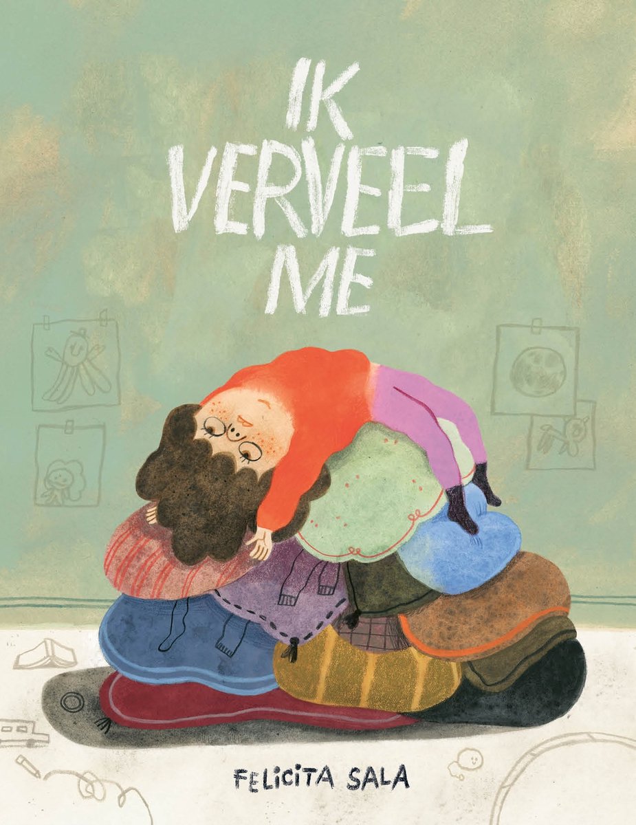 Zouden er ergens op de wereld mensen bestaan die zich nog erger vervelen dan ik?
De verveling van Vivi knalt van de pagina's van dit wonderschone prentenboek. Ze heeft nergens zin in. Alles is saai en stom. Tót ze zich begint in te beelden hoeveel andere mensen zich wel niet vervelen en hoe hun wereld eruit zou kunnen zien. Zo ontstaat in Vivi's hoofd een wereld waarin alles kan, en die wereld is eigenlijk heel erg leuk.
De tekeningen van Felicita Sala passen feilloos bij haar tekst. De verveling is tot in elke uithoek van het woord uitgebeeld, en dat is zo herkenbaar en grappig tegelijk. In Vivi's fantasie-explosies is zoveel te zien en te ontdekken dat kinderen er zeker weten steeds naar terug willen. En zo laat dit boek op een prachtige manier zien waar een beetje vervelen wel niet goed voor kan zijn.