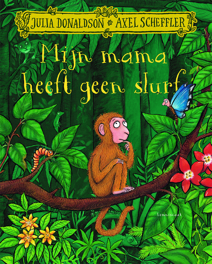 Mijn mama heeft geen slurf van voren en geen grote, grijze oren. Mijn mama is veel minder dik en heeft een grijpstaart, net als ik.
Een aapje zit verdrietig tegen een boom. Hij is zijn mama kwijt. Gelukkig is daar vlugge vlinder, naar eigen zeggen een echte mama-vinder. Tijdens een dolle tocht door de jungle blijkt dat alles behalve waar. Telkens geeft aapje een aanwijzing en telkens denkt vlinder mama gevonden te hebben: een olifant, een slang, een spin, allemaal natuurlijk niet de mama van aapje. Dat gaat door tot het aapje vertelt dat zijn mama precies op hemzelf lijkt. Wat voor iedereen vanzelfsprekend is, blijkt voor Vlinder groot nieuws. En als Vlinder uitlegt dat haar eigen kleintjes helemaal niet op haar lijken, snapt aapje meteen waarom ze er zo lang naast zat.
Van de makers van een van de bekendste prentenboeken ooit, De Gruffalo, is dit weer zo'n knap opgebouwd, fonkelend verhaal. De prachtige vertaling is van prijswinnend dichter Bette Westera, die als geen ander weet hoe je zo'n verhaal lekker laat voorlezen.