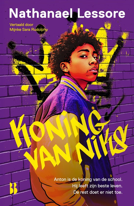 'Wat is er leuker dan op vakantie gaan met de Happy Campers?' 'Alles. Alles is leuker dan dat. Eerlijk bro, ik zou nog liever warm zand eten dan ergens naartoe gaan met jullie sukkels.'
Anton en zijn vrienden zijn de koning van de school. Hij vindt zichzelf heel wat. Dat hij vaak straf krijgt en in de problemen komt, dat doet hem allemaal niets. Hem niet, maar zijn moeder wel. Die is het op een gegeven moment zat en stuurt hem naar de Happy Campers, een jongerenclub die zich inzet voor de maatschappij. Tot overmaat van ramp wordt hij daar gekoppeld aan Matthew, de superloser van de school. Twee grotere tegenpolen hadden er niet kunnen zijn... Toch? Of loopt het allemaal anders?
Dit is niet alleen een boek dat als een trein leest, helemaal in de taal en stijl van jongeren geschreven, waar ook nog eens heel veel in zit. Het is ook een onwaarschijnlijk grappig boek. Ik weet zeker dat kinderen veel en vaak én hardop zullen lachen tijdens het lezen.