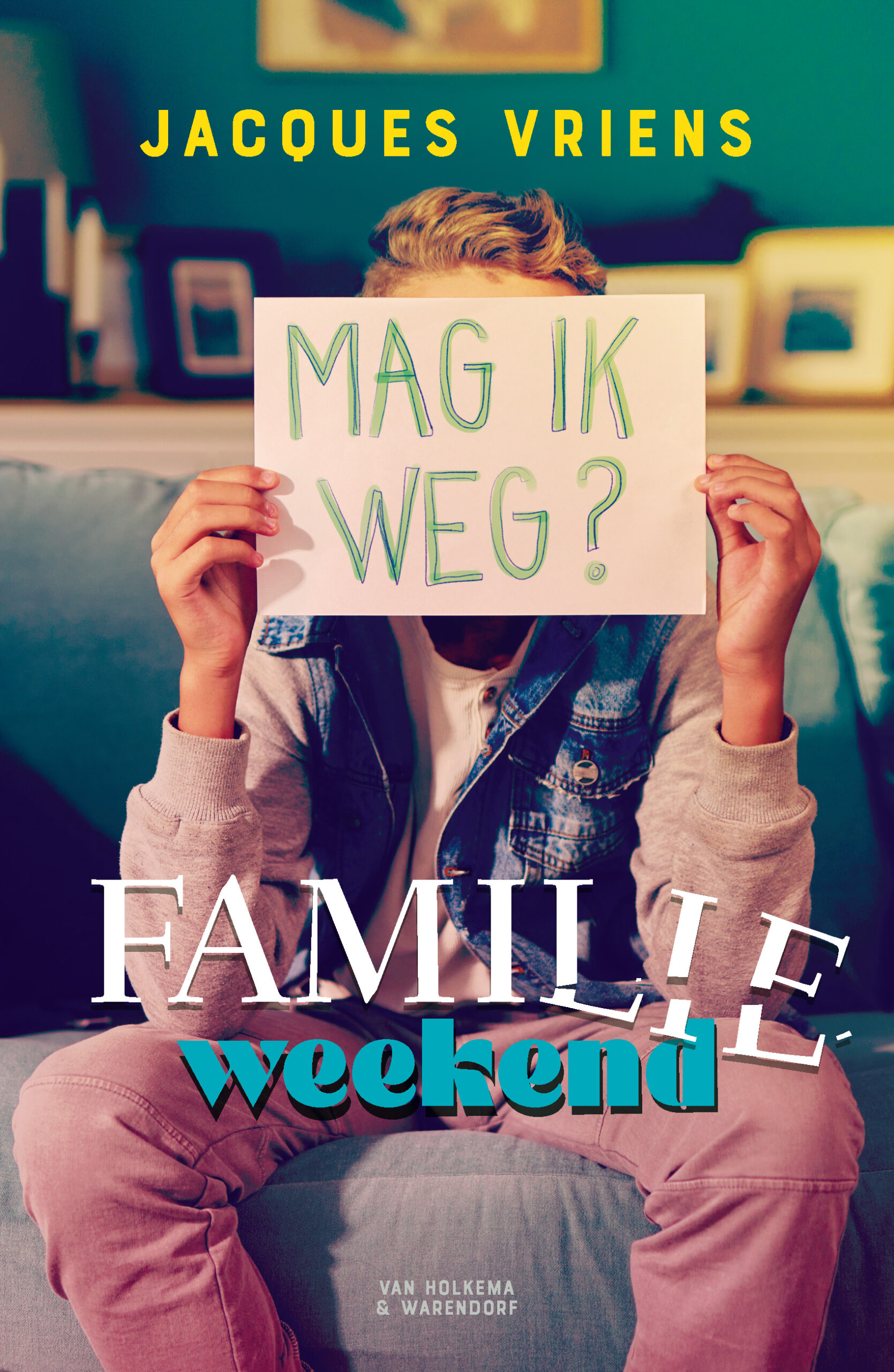 Kom binnen, allemaal. Wat gezellig, maar we doen weer gauw de deur op slot, want oma is al een keer weggelopen.
Ties heeft weinig zin in het jaarlijkse familieweekend, maar hij  moet mee. Gelukkig is zijn grote neef Pim er ook. Ieder jaar glippen ze ’s nachts stiekem het huis uit om op avontuur te gaan. Toch voelt dit weekend anders. Langzaam merkt Ties dat niet alleen hijzelf, maar ook de rest van de familie veranderd is.
De oom die altijd grapjes maakt, de tante die alles tot in de puntjes heeft geregeld en een oma die steeds vergeetachtiger wordt... In deze familie zitten zoveel mooie karakters dat het voor iedereen herkenbaar zal zijn! De pubertaal, grappige situaties en kleine ruzies maken bovendien dat het verhaal leeft. Juist doordat ieder familielid zijn eigen verhaal heeft, krijgt het verhaal ook een serieuzere laag. Tijdens het weekend komen onderwerpen voorbij zoals scheiding, dementie, alcoholproblemen en dakloosheid. Als lezer kijk je mee en ontdek je samen met Ties dat achter het gedrag van mensen vaak meer zit dan je op het eerste gezicht ziet. Familieweekend is een prachtig warm en humoristisch verhaal over familie, verandering en de bijzondere momenten die ontstaan wanneer iedereen weer samenkomt. 