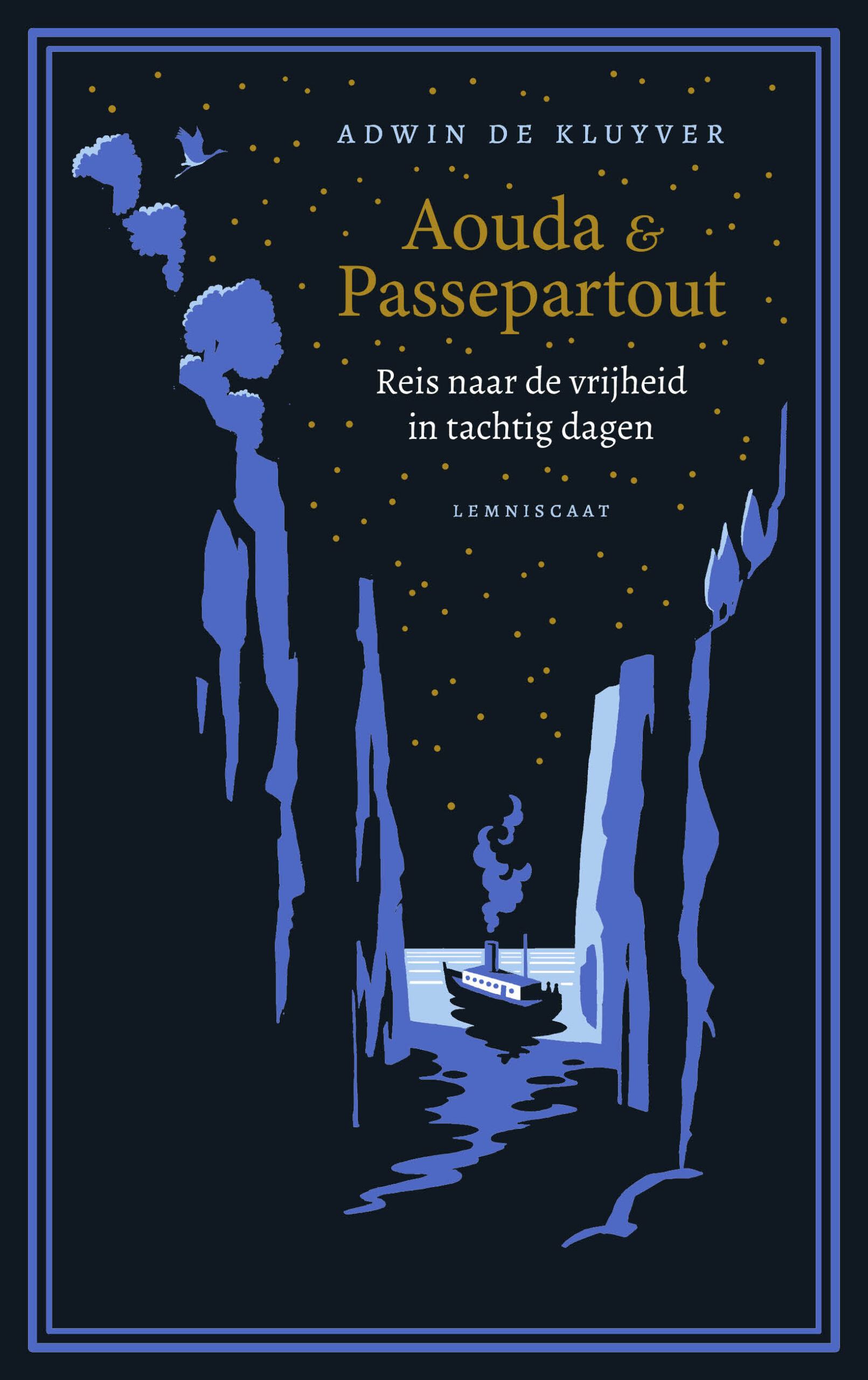 Laat je niet gebruiken. Kies je eigen verhaal. En laat het stormen.
Reis om de wereld in tachtig dagen van Jules Verne. Het is een titel die misschien wel iedereen kent. Ook schrijver Adwin de Kluyver vergat het nooit, maar bij het herlezen viel hem iets groots op. Want waar zijn de stemmen van vrouwen? Of de mensen die niet in Londen wonen, maar in Bombay, Yokohama of op de Amerikaanse prairie? In het oorspronkelijke verhaal zijn zij slechts figuranten. Dat kan anders, schrijft De Kluyver in zijn voorwoord.
Wat bleef is het schitterende, meeslepende avontuur vol bizarre wendingen en spannende achtervolgingen door inspecteur Fix van Scotland Yard. Maar dan wel door andere ogen bekeken dan die van Phileas Fogg. Aouda is niet meer een stille reiziger naast hem, maar een jonge vrouw die vragen stelt, plannen maakt en zich afvraagt waarom de wereld zo is ingericht dat mannen reizen en beslissen, en vrouwen wachten en gehoorzamen. En Passepartout is nog steeds grappig en wat onhandig, maar zoveel meer dan een knecht die altijd in de problemen komt. Hij is een man met geschiedenis en een krachtige stem.
Ik gun het iedereen om deze ultieme klassieker vanuit dit prachtige nieuwe perspectief te lezen. Maken jullie de reis om de wereld opnieuw mee?
