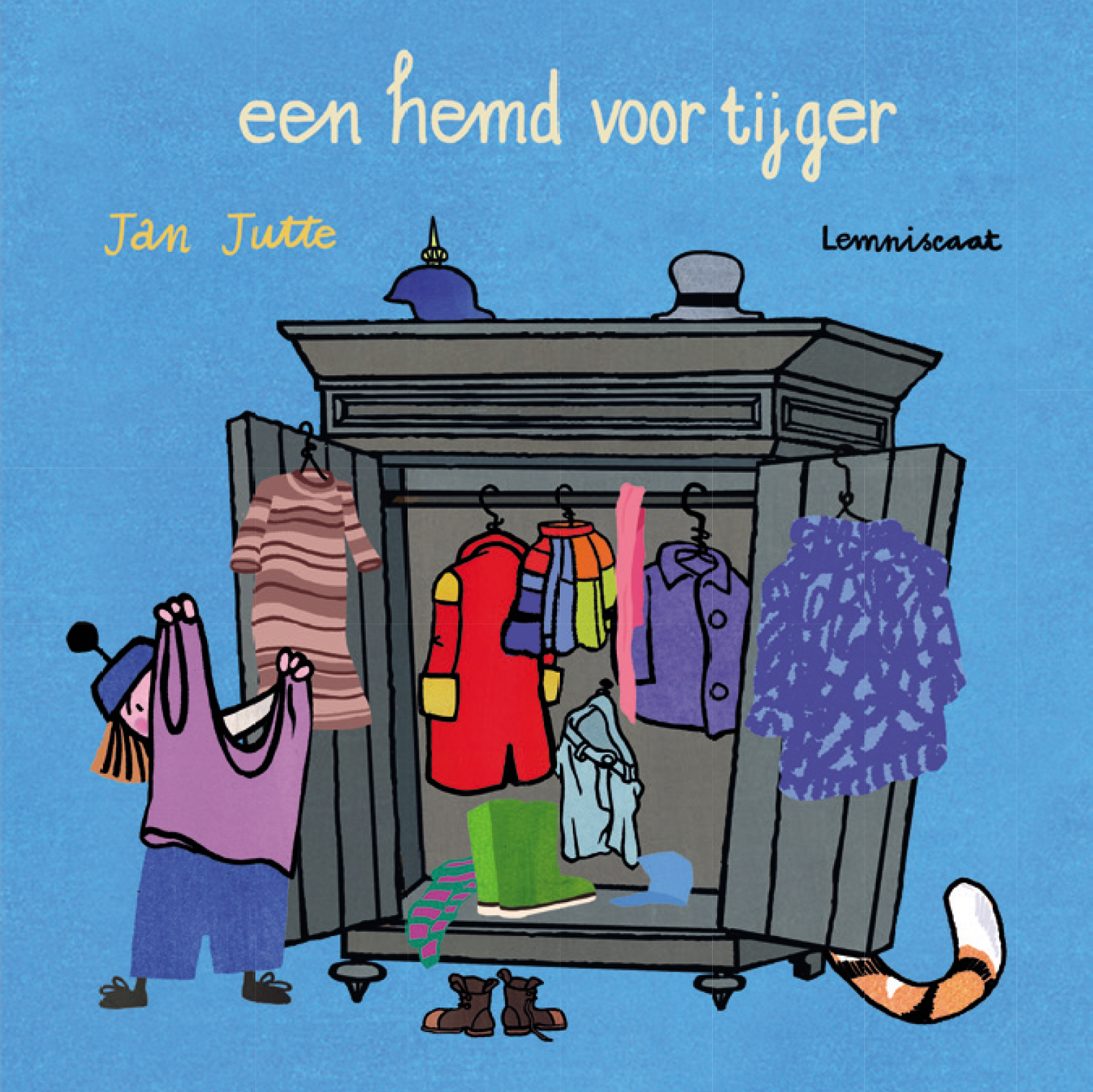 Op het kleurrijke omslag van dit vrolijke kartonboekje staan de deuren van een kledingkast wijd open. Erin, op en voor zie je heel veel kledingstukken. Daar gaat van alles mee gebeuren! De dieren gaan namelijk naar buiten en krijgen stuk voor stuk iets aan: een broek voor big, een jas voor poes, een das voor uil, een hoed voor krokodil, een helm voor neushoorn, sokken voor muis, laarzen voor olifant en natuurlijk een hemd voor tijger. Dankzij de fraaie uitklappagina voorin blijft de kast steeds in beeld, zodat kinderen het kledingstuk steeds kunnen koppelen aan het juiste dier (kijk maar eens in het inkijkexemplaar!).
Jan Jutte tekent in zijn kenmerkende zwierige lijnen en diepe kleuren. Op de allerlaatste uitklappagina gaan alle dieren samen naar buiten, en wemelt het van de bekende gezichten. En zo is dit een stevig en doordacht kartonboekje dat precies weet wat peuters graag doen: kijken, zoeken, herkennen en aanwijzen!