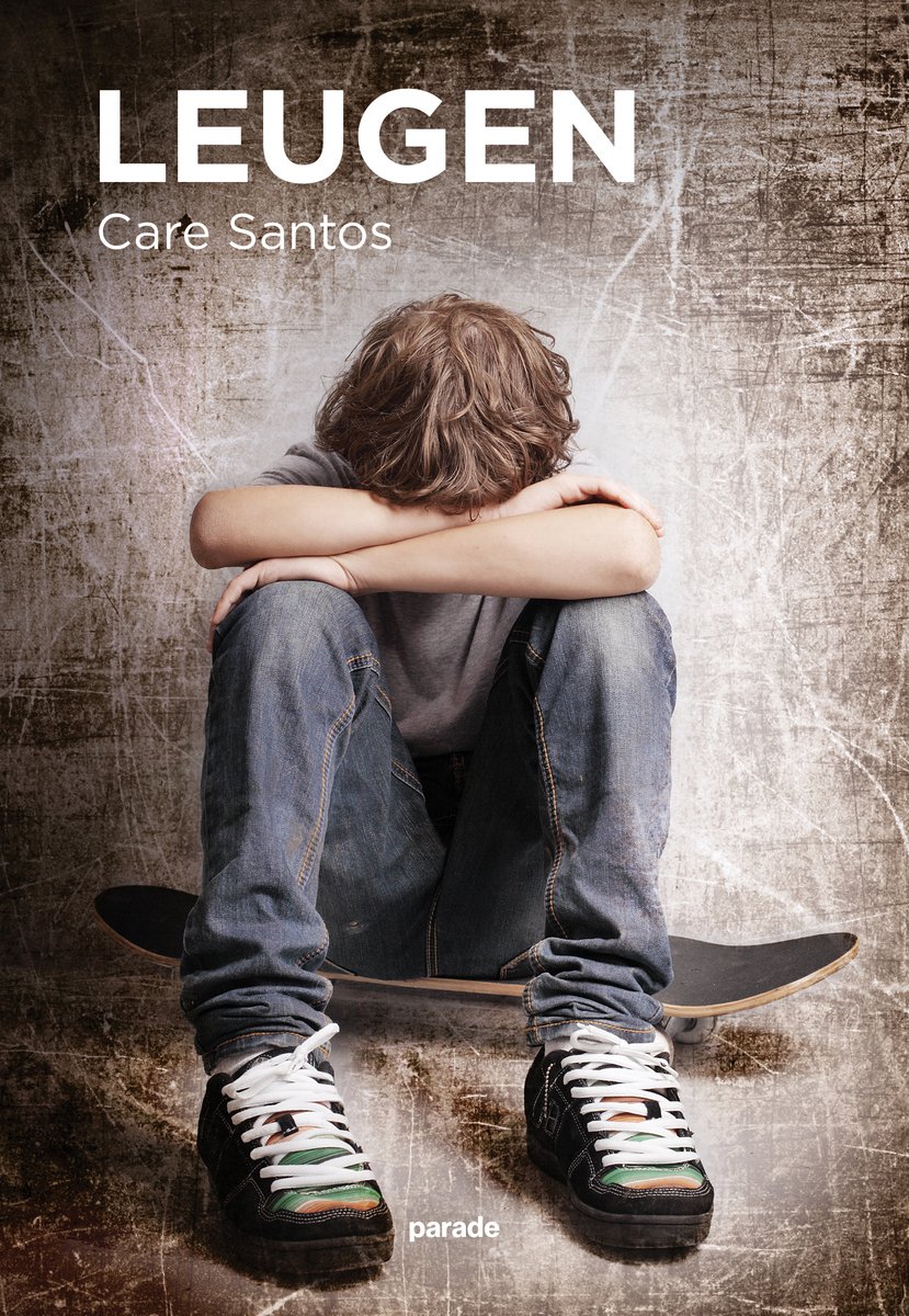 Op een lezersforum stuit Xenia op een bericht van ene Marcelo, en dat zet haar meteen aan het denken. Waarom zou iemand zich willen spiegelen aan Holden Caulfield, de hoofdpersoon uit The Catcher in the Rye? Ze is zo geïntrigeerd dat ze het boek er zelf bij pakt, en als ze het uit heeft, snapt ze zijn woorden nog steeds niet. De dag erna stelt ze hem de vraag die haar niet loslaat: waarom zeg je dat je op hem lijkt?
Xenia is zestien en zit in de vierde. Ze wil dokter worden, en de toelatingseisen daarvoor liggen hoog. Marcelo is zeventien. Sinds hun online ontmoeting gaan haar cijfers achteruit, en als lezer vraag je je algauw af wat er precies aan de hand is met deze mysterieuze jongen op wie Xenia zo halsoverkop verliefd is geworden.
Care Santos vertelt het verhaal vanuit verschillende perspectieven, en dat leest bijzonder soepel weg, met wendingen die je niet zag aankomen. In haar nawoord schrijft de schrijfster dat ze lezers wil aansteken en uitnodigen om na te denken over wat woorden en een verleden met zich meebrengen. Het verhaal is gebaseerd op een waargebeurde misdaad uit het begin van de jaren negentig, gepleegd door minderjarigen, en de statistieken in het boek kloppen. Dat maakt het des te indringender.
Een geweldig boek om met middelbare scholieren te lezen, en er daarna in de klas of thuis samen bij stil te staan.