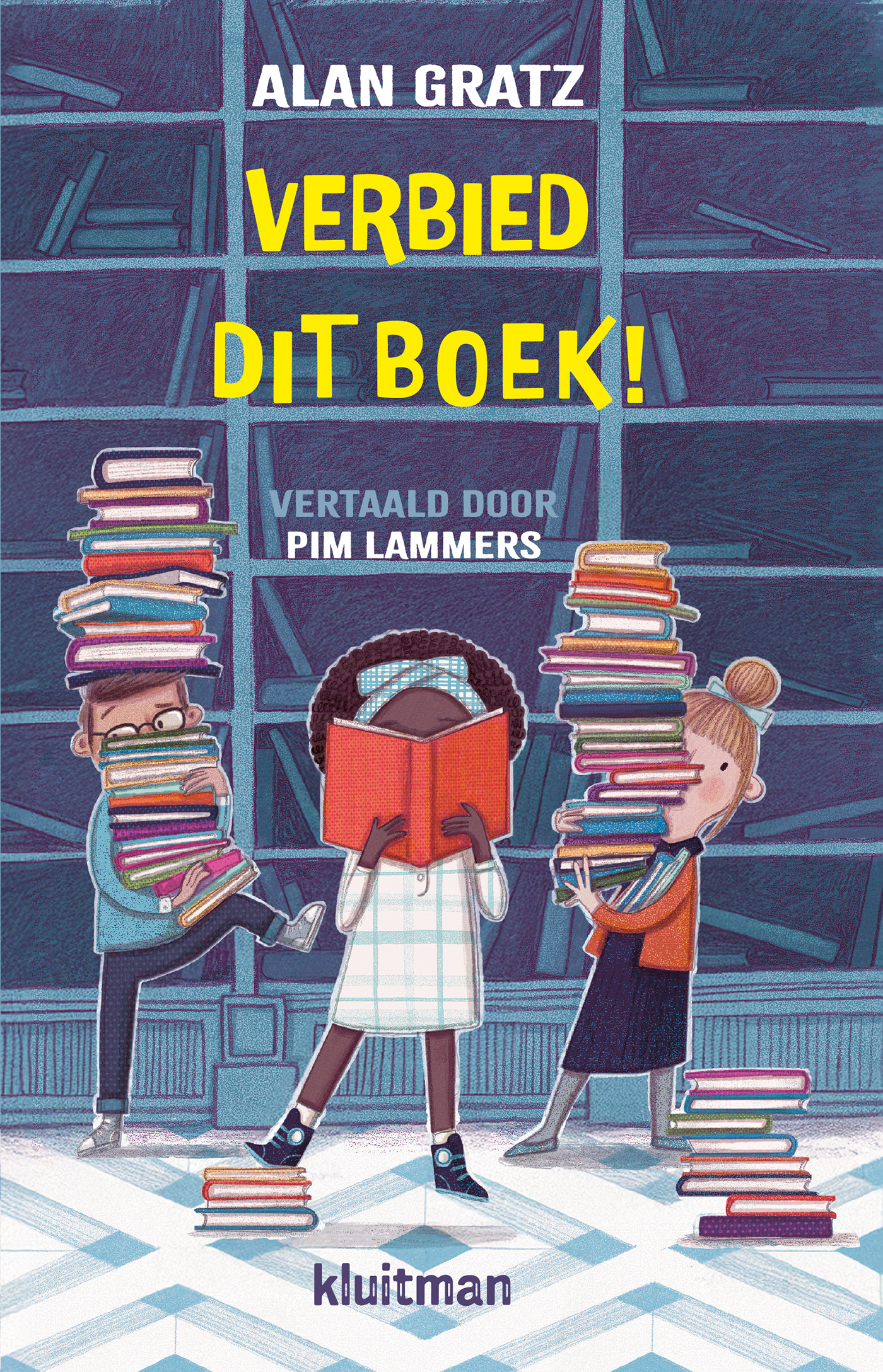 Amy Anne is dol op lezen. Na schooltijd blijft ze graag hangen in de schoolbibliotheek om haar lievelingsboek Het wonderlijke archief van mevrouw Fitzalan te lezen. Ze is de oudste van drie meiden, thuis moet ze vaak de wijste zijn. Tafel dekken, haar bed afstaan aan haar zusjes, toestaan dat haar boeken worden gebruikt om een hek te bouwen… Amy Anne vindt er van alles van, maar durft zich niet hardop uit te spreken. Dat verandert als ze tijdens een vergadering hoort dat een aantal boeken, waaronder haar lievelingsboek, uit de schoolbibliotheek wordt verwijderd. Sarah Spencer, lid van de ouderraad, vindt de boeken niet geschikt voor kinderen.
Voor Amy Anne is dit het moment om uit haar schulp te kruipen. Samen met andere leerlingen richt ze de Kluisjesbibliotheek Voor Verboden Boeken op: de K.V.V.B. Het wordt een enorm succes. Boeken verbieden blijkt een uitstekende manier om kinderen aan het lezen te krijgen.
Natuurlijk kan de geheime bibliotheek niet eeuwig geheim blijven, maar als de kinderen worden ontdekt, geven ze zich niet zomaar gewonnen.
In dit fraaie, spannende en belangrijke boek wordt de zwakte van het verbieden van boeken op een briljante manier blootgelegd. Daarbij stelt de schrijver interessante vragen: Kun je een slecht mens worden door over slechte dingen te lezen? Moeten kinderen worden beschermd tegen bepaalde verhalen? En vooral: wie bepaalt wat een kind wel en niet mag lezen? Discussievragen die helaas maar al te actueel zijn.
Dat Verbied dit boek! is vertaald door Pim Lammers maakt het extra bijzonder. Hij weet als geen ander hoe het is wanneer er discussie ontstaat over leesvrijheid.