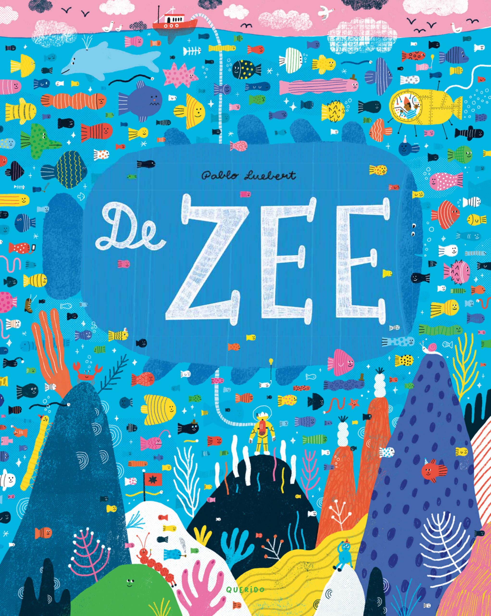 Na het uitzonderlijk prachtige, grote, tot wel drie meter (!!!) lang uit te vouwen kartonboek Het bos, is er nu net zo'n spectaculair boek over de zee.
Aan de ene kant van het boek kun je uren turen naar de wereld boven water. Wat gebeurt er allemaal op het strand, in de zee, op de boot, op open water? Aan de andere kant duik je onder water en kun je uren turen naar de pracht en praal die zich daar openbaart. Ontdek dieren, een onderzeeër, planten, mythische wezens, sprookjesachtige figuren, onderzoekers en zelfs een heuse onderwatervulkaan. Flapjes brengen steeds weer nog meer spannende plekken om te ontdekken
De kleuren zijn schitterend, de details eindeloos, de verscholen avonturen en verhalen wonderlijk en verrijkend en de natuurpracht is wonderschoon. Je kunt dit briljante boek helemaal uitvouwen en om een kind heen zetten, maar er natuurlijk ook gewoon samen naar kijken. Als kinderen ouder zijn kun je samen verhalen bedenken. Fantastisch!