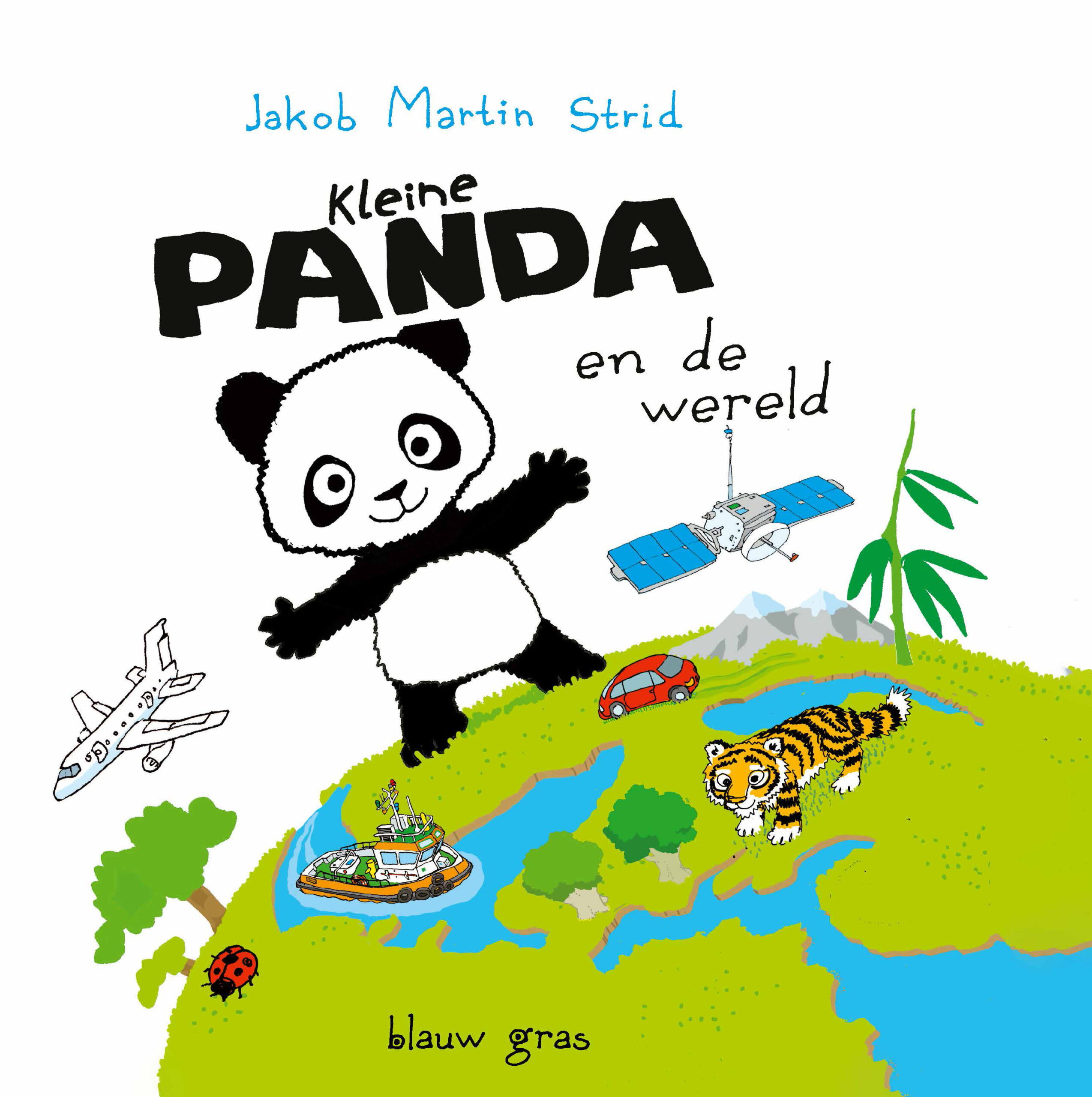 ‘Ik ben kleine panda. Ik ben de enige die hier is. Je hebt hier alleen maar wit papier en zwarte letters. Maar op een wit stuk papier kan ik niet wonen. Ik moet een wereld maken!’
Jakob Martin Strid, de maker van het magistrale boek De fantastische bus verrast opnieuw met dit fantasierijke, eigenzinnige prentenboek. Het is net als zijn eerdere werk een ode aan verbeelding en de kracht van fantasie.
Kleine panda zit helemaal alleen op een wit vel papier. Dus begint hij een wereld te maken. Eerst komt er gras, daarna water, bomen, bergen en natuurlijk bamboe. Ook wolken, dieren, een stad, een autootje en een prachtig pandahuis krijgen een plek. Maar Kleine panda wil niet alleen zijn. Hij maakt een mama en papa die precies op hem lijken, maar dan groter. Met een simpele ‘één, twee, drie… paf!’ zijn ze er.
Keine panda bedenkt iets en het is er. Hij trekt zich niets aan van wat wel of niet kan. Juist die kinderlijke logica maakt het verhaal zo leuk, verrassend en grappig. Met als uitsmijter de mededeling van mama dat het laat is en Kleine panda naar bed moet. De tegenstelling tussen alles wat Kleine panda heeft bedacht en die heel gewone boodschap is heerlijk.
Om samen te lezen, te bekijken en daarna zelf verder te fantaseren. Dit jaar verschijnt het tweede deel al, jippie! 